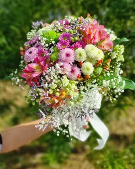 Buquê de noiva em tons de rosa e branco da Flores Bellas